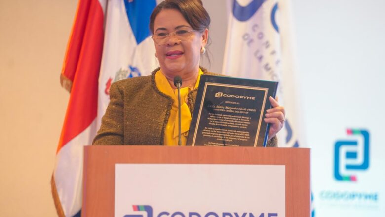 CODOPYME reconoce trayectoria y aportes de Maira Morla Pineda al desarrollo de las MIPYMES