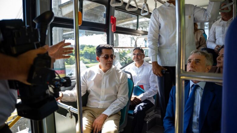 Presidente Abinader y ministro Collado inauguran la Ruta de Electromovilidad en Ciudad Colonial.