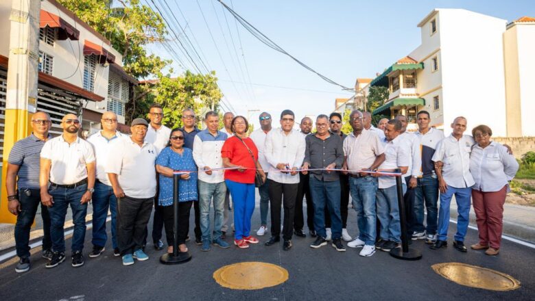 Alcalde Dío Astacio inaugura SISDRAP y asfaltado de calles en Prados del Cachón, Lucerna, resolviendo 25 años de inundaciones históricas