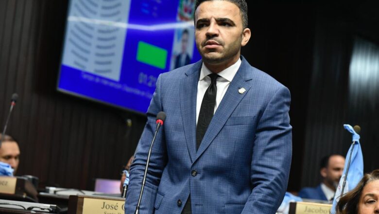 Saulo Vega ironiza con renunciar a posición de diputado por San Cristóbal
