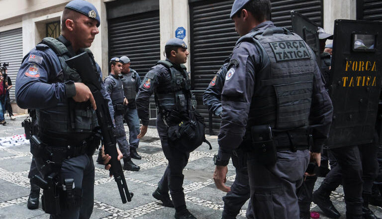En una escuela de Brasil agentes de la policía rescatan a 13 niños y mata a su secuestrador