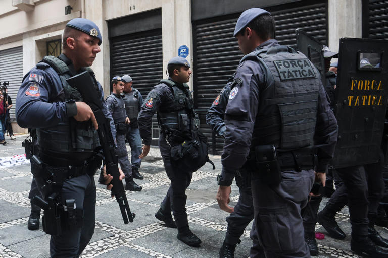 En una escuela de Brasil agentes de la policía rescatan a 13 niños y mata a su secuestrador
