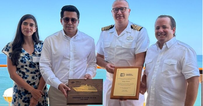 El crucero Disney Dream toca por primera vez puerto dominicana, al llegar Puerto Plata.