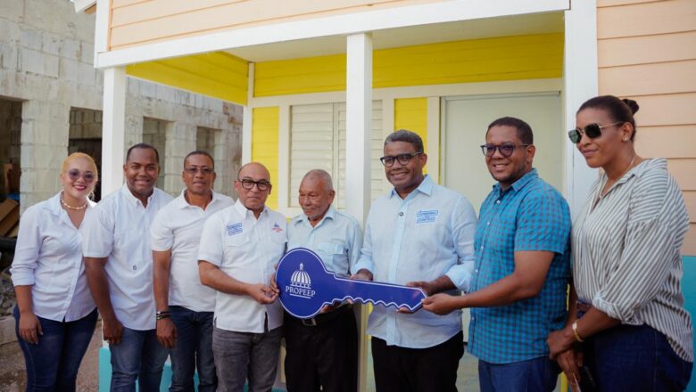 Propeep entrega dos viviendas reconstruidas y equipadas a familias pobres de Sánchez