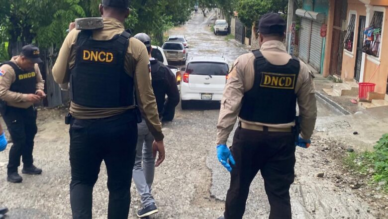 DNCD INTERVIENE GSD: EN 16 ALLANAMIENTOS OCUPAN MÁS DE 4,900 GRAMOS, ARMAS DE ALTO CALIBRE, MUNICIONES Y RADIOS DE COMUNICACIÓN