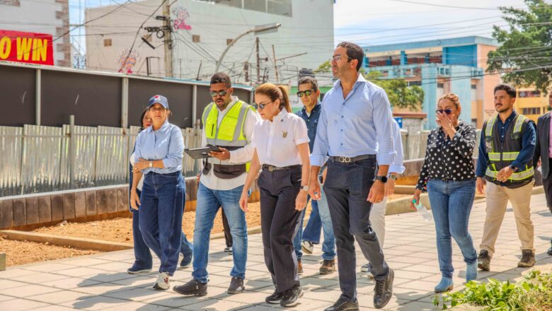 Alcaldia ADN supervisa los avances del remozamiento del Parque Enriquillo