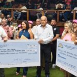 Coliseo Gallistico de Santo Domingo dona un millón de pesos para apoyar a pacientes con cáncer