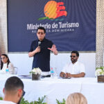 Ministro de Turismo David Collado entrega 3 parques y una iglesia remozada en Boca Chica.