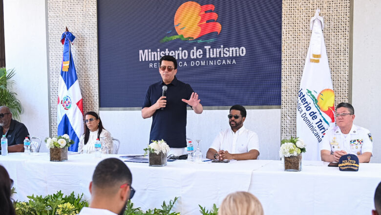 Ministro de Turismo David Collado entrega 3 parques y una iglesia remozada en Boca Chica.