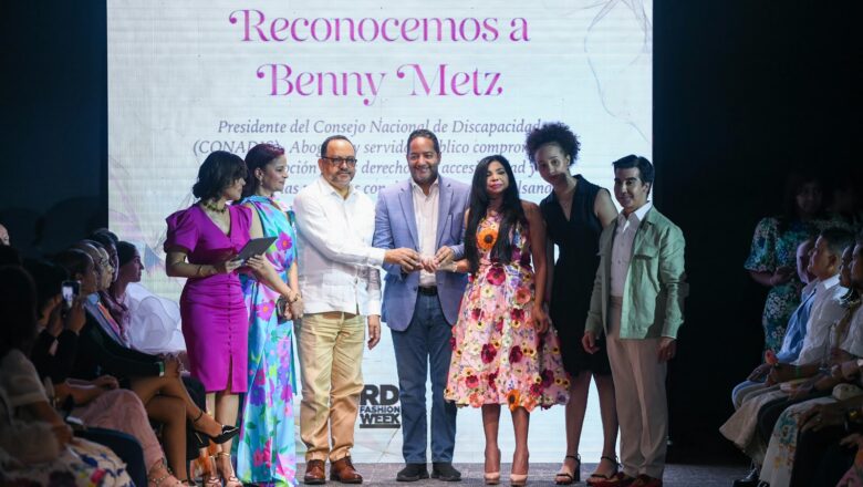 Benny Metz recibe reconocimiento de Procuradora General y Ministro de Justicia por su trabajo en favor de la personas con discapacidad