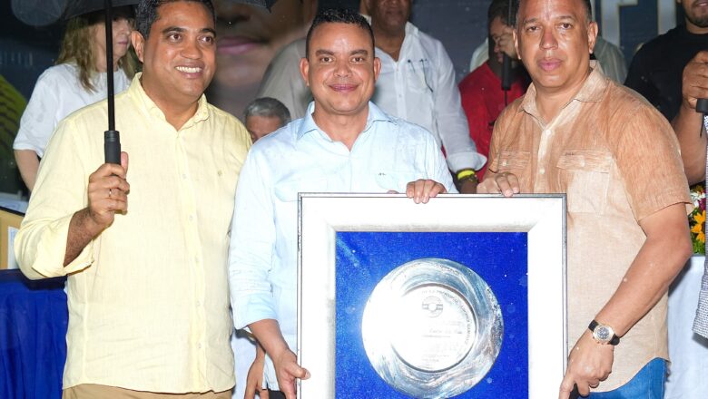 Director del SNS es reconocido por la Asociación de Sóftbol de Sánchez Ramírez
