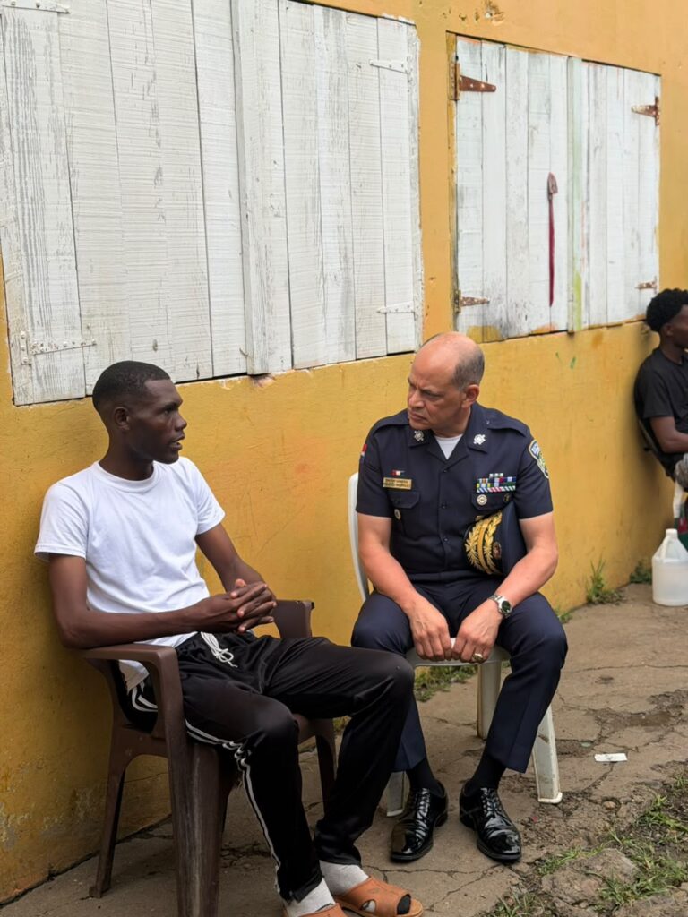 Director general de la Policía visita a agente herido en Consuelo, San Pedro de Macorís y le reafirma su respaldo