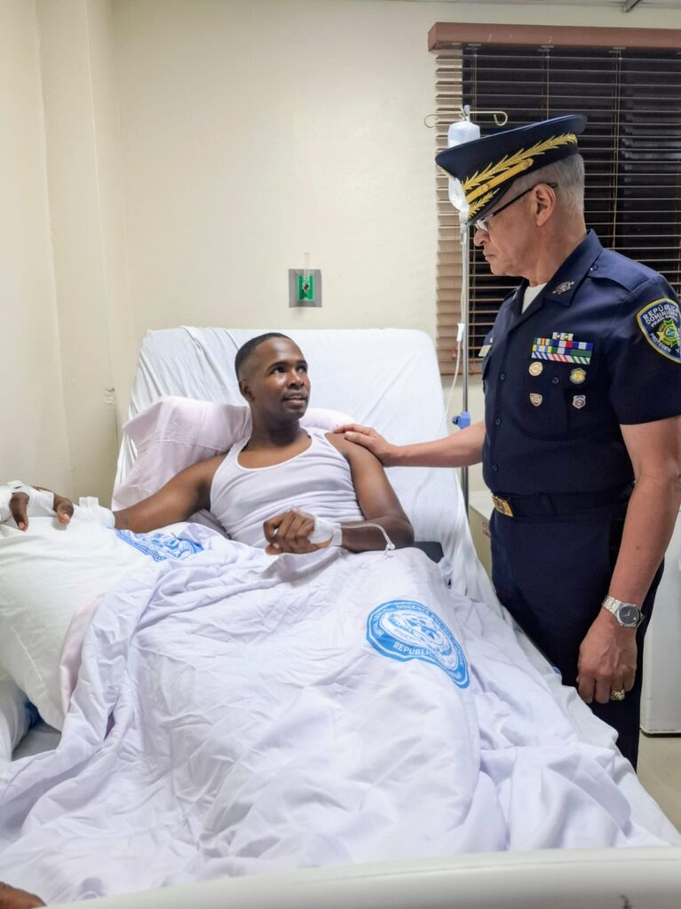 Director general de la Policía visita agente herido en cumplimiento de su deber en Barahona