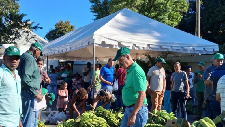 Fuerza del Pueblo beneficia a cientos de familias de SDE con el “Mercado del Pueblo”