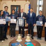 Presidente Abinader recibe en Palacio Nacional a jóvenes dominicanos que rompieron récord mundial de lectura