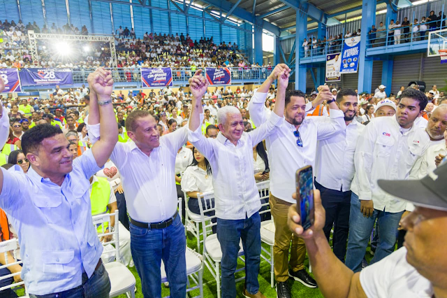 Ricardo de los Santos juramenta al sector construcción de Sánchez Ramírez en respaldo a Carolina Mejía